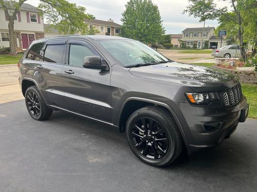 Gray 2017 Jeep Grand Cherokee Altitude