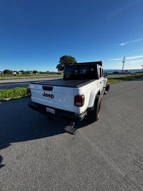 2023 Jeep Gladiator Sport S 