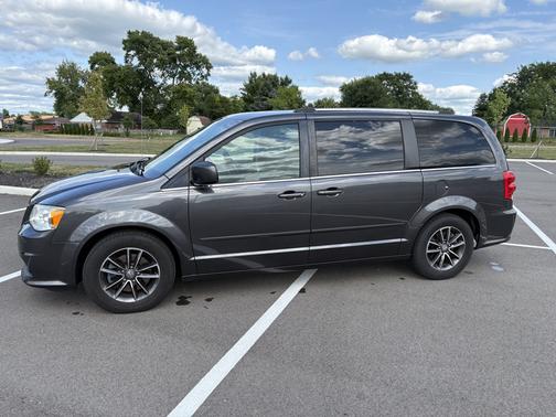 Gray 2017 Dodge Grand Caravan SXT