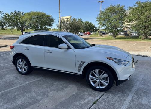 White 2014 INFINITI QX70 Base