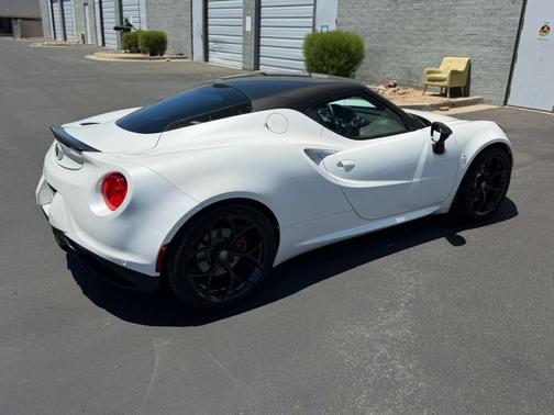 White 2018 Alfa Romeo 4C Base