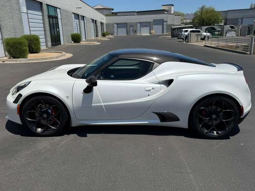 White 2018 Alfa Romeo 4C Base