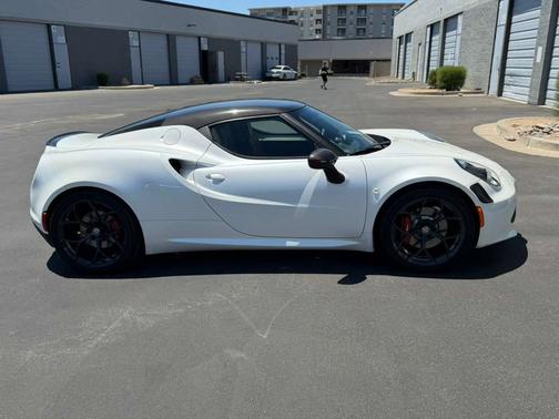 White 2018 Alfa Romeo 4C Base