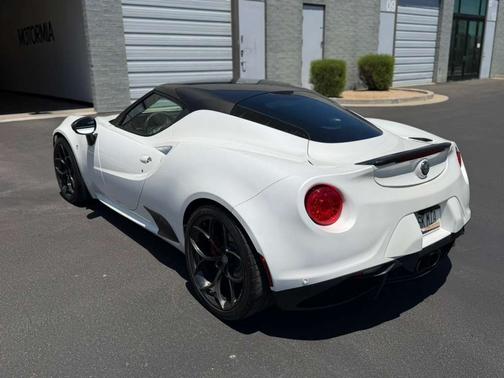 White 2018 Alfa Romeo 4C Base