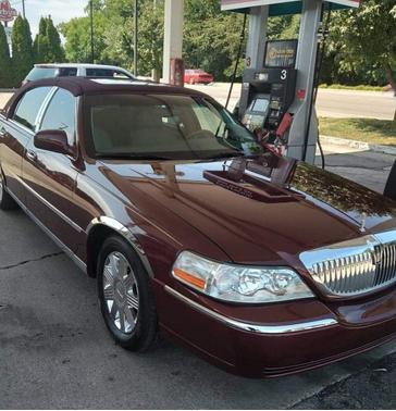 Photo 1 of 14 of 2004 Lincoln Town Car Base