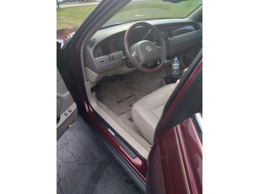 Photo 4 of 14 of 2004 Lincoln Town Car Base