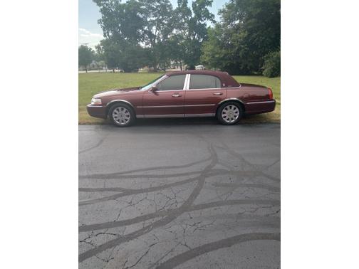 Photo 5 of 14 of 2004 Lincoln Town Car Base