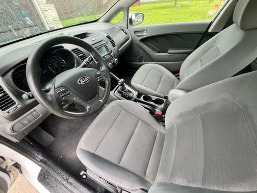 White 2017 Kia Forte LX