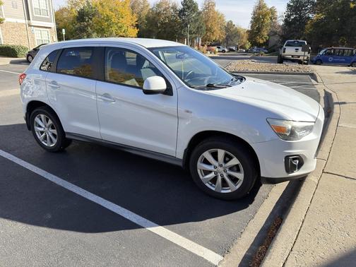 White 2013 Mitsubishi Outlander Sport ES