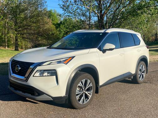 White 2021 Nissan Rogue SV