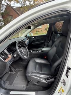 2022 Volvo XC60 B5 Momentum