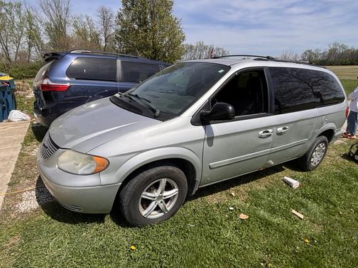2004 Chrysler Town & Country LX