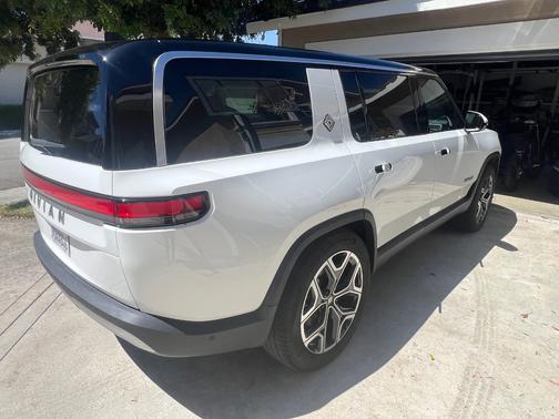 White 2025 Rivian R1S Adventure Performance Dual-Motor Max Pack