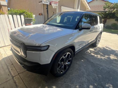 White 2025 Rivian R1S Adventure Performance Dual-Motor Max Pack