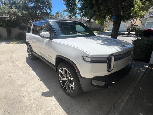 White 2025 Rivian R1S Adventure Performance Dual-Motor Max Pack