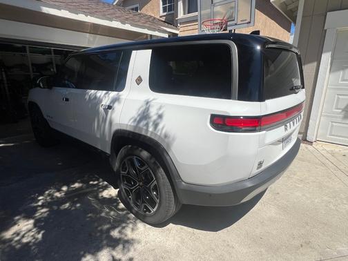 White 2025 Rivian R1S Adventure Performance Dual-Motor Max Pack