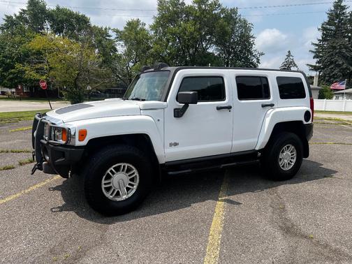 White 2006 Hummer H3 Base
