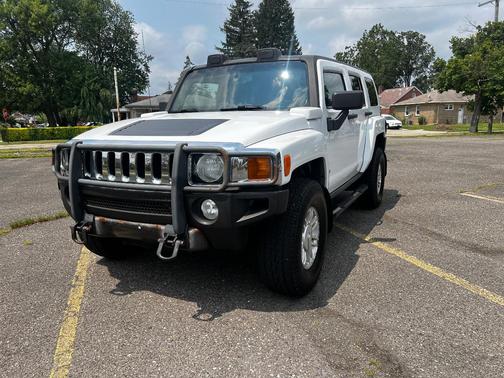 White 2006 Hummer H3 Base