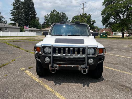White 2006 Hummer H3 Base
