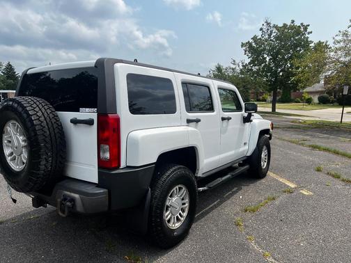 White 2006 Hummer H3 Base