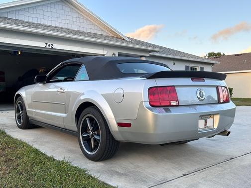 2007 Ford Mustang Deluxe