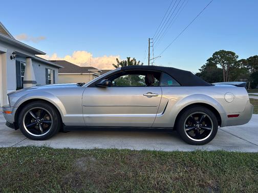 2007 Ford Mustang Deluxe