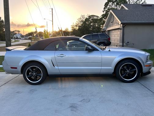 2007 Ford Mustang Deluxe