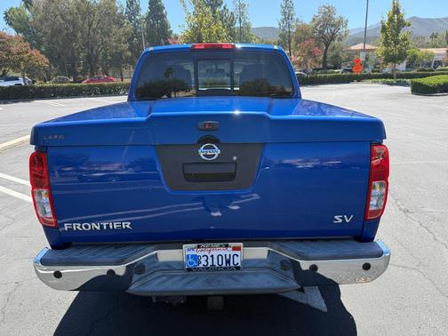 Blue 2015 Nissan Frontier SV