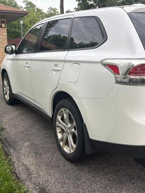 White 2014 Mitsubishi Outlander SE
