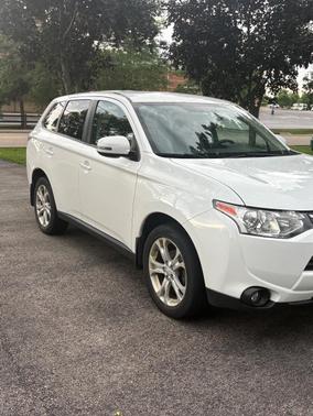 White 2014 Mitsubishi Outlander SE