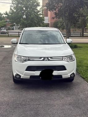 White 2014 Mitsubishi Outlander SE