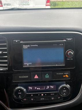 White 2014 Mitsubishi Outlander SE