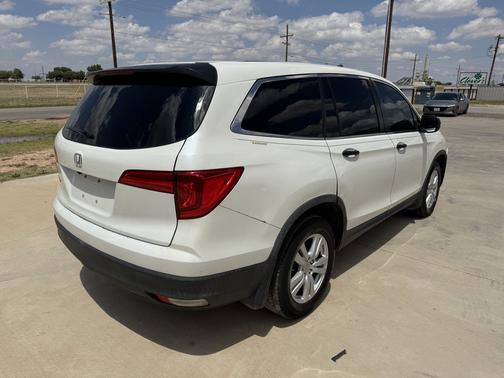 White 2018 Honda Pilot LX