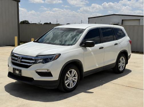 White 2018 Honda Pilot LX