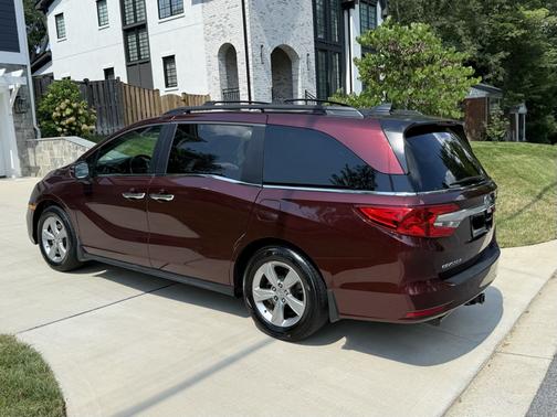 Red 2018 Honda Odyssey EX-L
