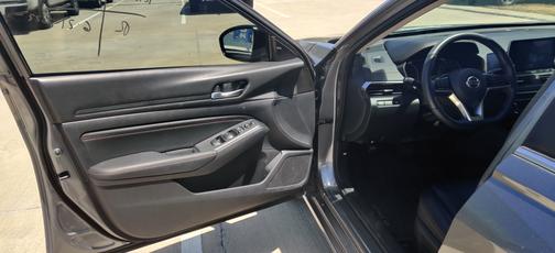 Photo 5 of 6 of 2020 Nissan Altima 2.5 SR