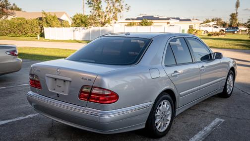 Photo 3 of 10 of 2001 Mercedes-Benz E-Class E320 4MATIC
