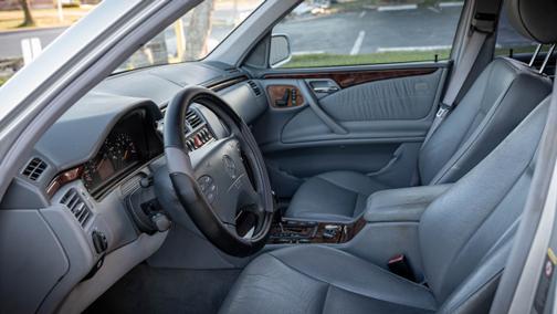 Photo 5 of 10 of 2001 Mercedes-Benz E-Class E320 4MATIC