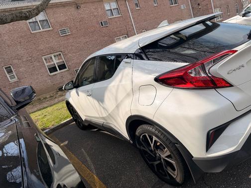 White 2018 Toyota C-HR XLE