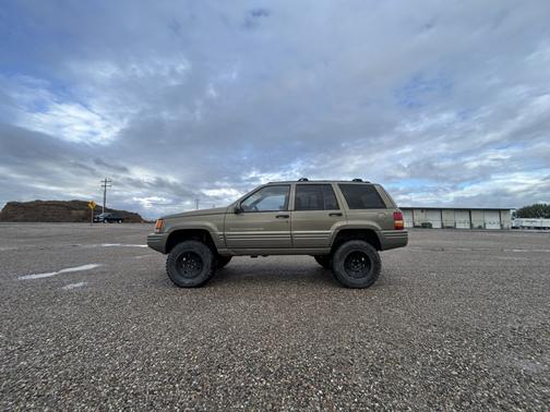 Gold 1996 Jeep Grand Cherokee Limited 4WD