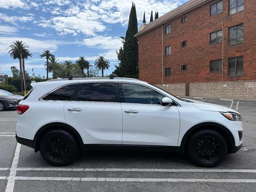 White 2018 Kia Sorento LX