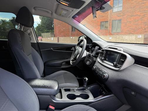 White 2018 Kia Sorento LX
