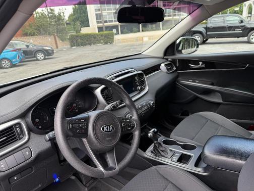 White 2018 Kia Sorento LX