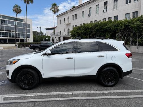 White 2018 Kia Sorento LX