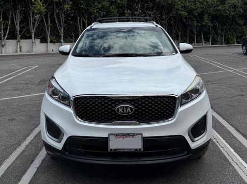 White 2018 Kia Sorento LX