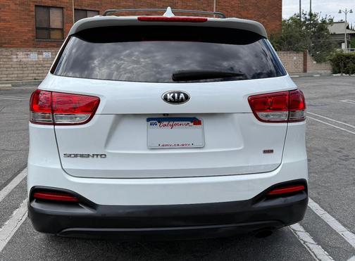 White 2018 Kia Sorento LX