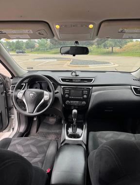 Silver 2016 Nissan Rogue SV