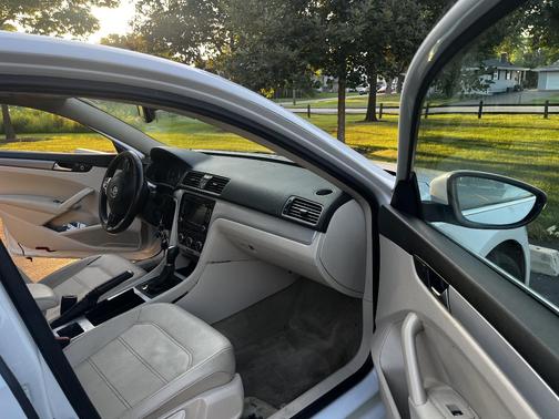 White 2012 Volkswagen Passat 2.5 SE