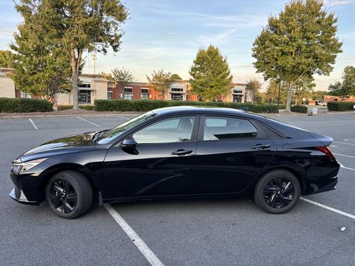 Black 2023 Hyundai ELANTRA SEL