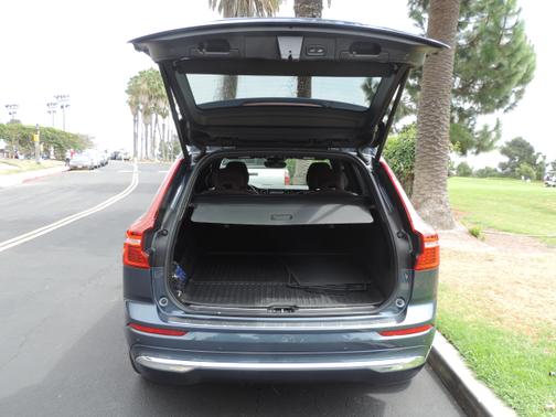 2022 Volvo XC60 Recharge Plug-In Hybrid T8 Inscription Expression